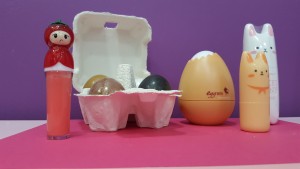 en la tienda de cosmética asiática u cosmética coreana en Zaragoza Princess Gloss Fresa de Tony Moly, Smooth Mooth Egg Skin Egg Soap de HolikaHolika: jabones para limpieza de poros, Egg Pore Tightening Pack de Tony Moly: mascarilla para limpiar los poros, Juicy Bunny – Pocket bunny de Tony Moly: es un perfume solido, el cual, se pone en los puntos calientes de la piel y conforme se evapora se desprende la fragancia, Pocket Bunny Sleek Mist de Tony Moly: es un bruma facial para calmar la piel y mantener la hidratación en formato spray.