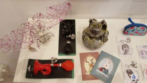 chapas, bocina,dragon tienda de regalos en brigadoon en zaragoza